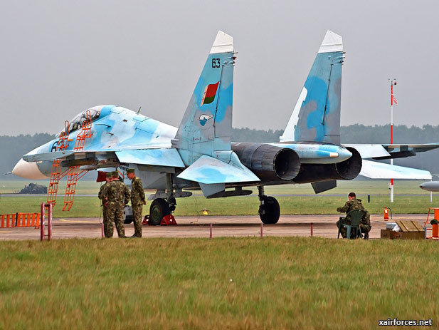 Và lý do mà các máy bay Su-27 của Belarus được rút lui vào hậu trường không gì khác ngoài vấn đề chi phí vận hành quá cao. Một tiêm kích như Su-27 phải yêu cầu tiêu thụ lượng nhiên liệu rất lớn, cùng công tác bảo dưỡng kỹ càng. Một chuyến bay của Su-27 sau khi đã hoàn thành nhiệm vụ nhưng các phi công vẫn phải bay tiếp trong gần 1.5 tiếng đồng hồ chỉ để tiêu thụ hết 2-3 tấn dầu còn thừa của máy bay không cho mục đích gì cả. Đối với các nước có điều kiện hơn như Việt Nam, sau khi hoàn thành nhiệm vụ, tiêm kích sẽ xả hết dầu thừa và hạ cánh để đảm bảo an toàn. Ảnh: Một chiếc Su-27 của Belarus trên đường băng.