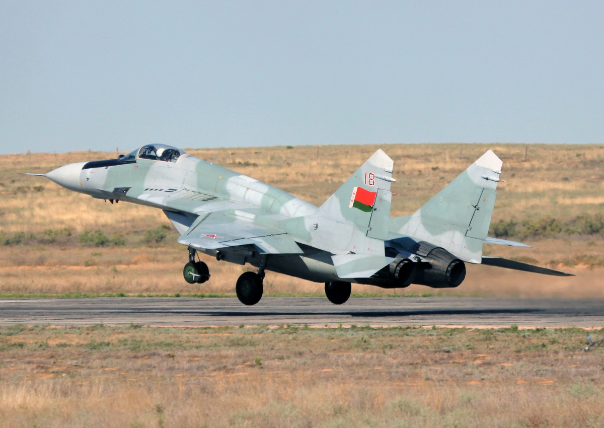 Kết quả là các tiêm kích thế hệ 3 như MiG-21 và MiG-23 đã lập tức được cho nghỉ hưu, loại tiêm kích MiG-25 tốn kém cũng được cho nghỉ. Các máy bay MiG-29 và Su-24 cũng được bán tháo cho Sudan. Như vậy, không quân Belarus chỉ còn duy trì một số lượng nhỏ các máy bay Su-25, MiG-29 và Su-27. Ảnh: Máy bay MiG-29 của Belarus.