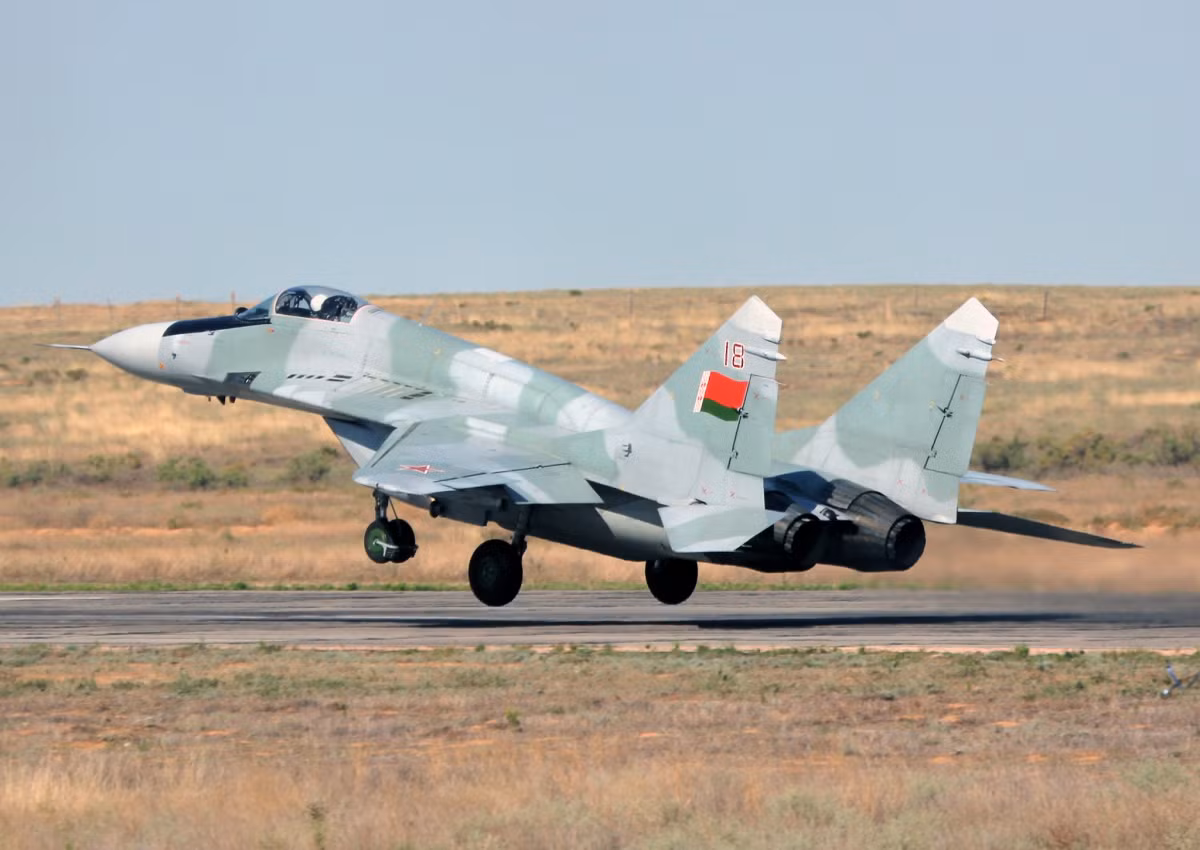 Kết quả là các tiêm kích thế hệ 3 như MiG-21 và MiG-23 đã lập tức được cho nghỉ hưu, loại tiêm kích MiG-25 tốn kém cũng được cho nghỉ. Các máy bay MiG-29 và Su-24 cũng được bán tháo cho Sudan. Như vậy, không quân Belarus chỉ còn duy trì một số lượng nhỏ các máy bay Su-25, MiG-29 và Su-27. Ảnh: Máy bay MiG-29 của Belarus.