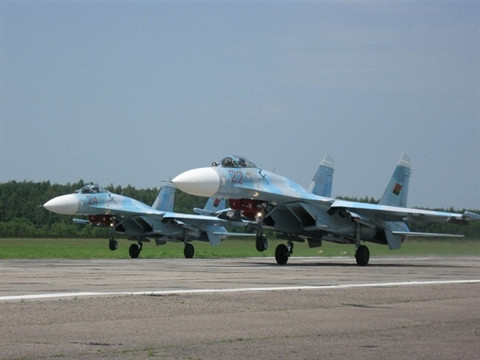 Tuy nhiên là một quốc gia nhỏ, không hề giáp biển, với dân số chưa đến 10 triệu người và GDP chỉ bằng 1/5 GDP Việt Nam không cho phép Belarus có thể duy trì một lực lượng không quân hùng hậu với nhiều loại tiêm kích có số lượng đông đảo như vậy. Ảnh: Hai tiêm kích Su-27 của không quân Belarus cất cánh.