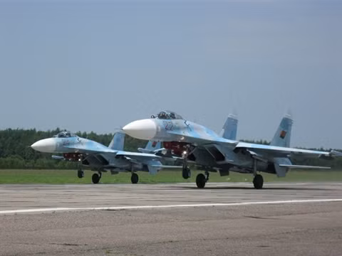 Tuy nhiên là một quốc gia nhỏ, không hề giáp biển, với dân số chưa đến 10 triệu người và GDP chỉ bằng 1/5 GDP Việt Nam không cho phép Belarus có thể duy trì một lực lượng không quân hùng hậu với nhiều loại tiêm kích có số lượng đông đảo như vậy. Ảnh: Hai tiêm kích Su-27 của không quân Belarus cất cánh.