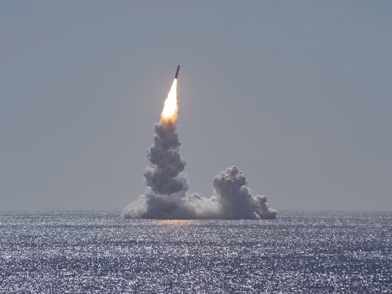 Các cường quốc hạt nhân hiếm khi gây chiến với nhau, nhưng điều đó không có nghĩa là họ không sử dụng vũ khí hạt nhân là công cụ răn đe. Trong thời kỳ chiến tranh Lạnh, Mỹ và Liên Xô thường xuyên sử dụng bộ ba vũ khí hạt nhân để răn đe lẫn nhau. Ảnh: Tên lửa đạn đạo Triden II phóng từ tàu ngầm hạt nhân của Mỹ - Nguồn: Hải quân Mỹ.