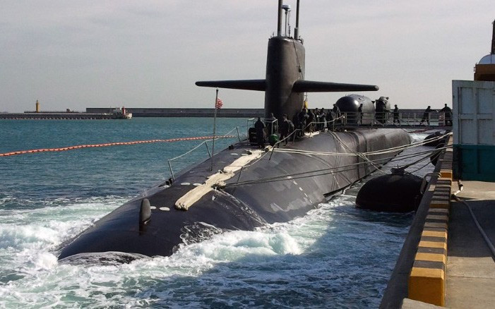 Việc tàu ngầm hạt nhân của Mỹ đồng thời xuất hiện ở vùng biển Tây Thái Bình Dương và Ấn Độ Dương là tín hiệu cho thấy, Mỹ quyết tâm không chỉ duy trì lực lượng quân sự lớn ở khu vực Thái Bình Dương – Ấn Độ Dương mà còn có khả năng răn đe mạnh mẽ - đó còn là thông điệp cho Bắc Kinh khi gia tăng các hoạt động quân sự, làm mất ổn định tại khu vực. Ảnh: Tàu ngầm hải quân Mỹ - Nguồn: Hải quân Mỹ.