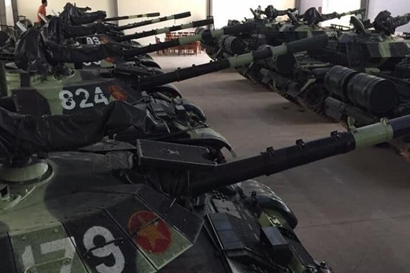 Bên cạnh đó, Việt Nam cũng đã nâng cấp số lượng các xe tăng T-54 lên chuẩn T-54M, cùng số lượng các xe tăng T-55 còn khá mới và T-62 ít ỏi. Đây là những xe có chất lượng tốt nhất bên cạnh những xe vừa được mua mới, đảm bảo sức chiến đấu cao. Ảnh: Những xe tăng T-54M đã qua nâng cấp của Lục quân Việt Nam