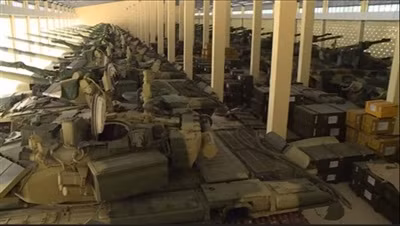 Như vậy, trong tương lai không xa, có thể Việt Nam sẽ lại tiếp tục nhập khẩu số lượng xe tăng mới và chắc chắn bạn hàng truyền thống chúng ta luôn tin tưởng trong lĩnh vực này là Nga. Nhận thấy, đến khi các xe tăng T-14 hoàn thành các cuộc thử nghiệm, cũng như có những màn thể hiện tốt trên chiến trường Trung Đông thì biết đâu, nó sẽ lọt vào mắt xanh của những nhà chiến lược của quân đội Việt Nam, nâng cao hơn nữa vị thế của lực lượng Tăng - thiết giáp Việt Nam trong khu vực. Ảnh: Những xe tăng T-90 của Việt Nam trong nhà chứa.