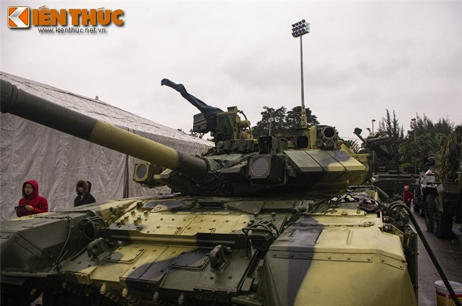 Dù sở hữu lớp giáp Kontakt-5 với độ bảo vệ cao, hệ thống đèn nhiễu OTShU-7-1M cải tiến cho phép xe có thể đánh lạc hướng những tên lửa thế hệ 1 và 2, pháo 2A46 cỡ nòng 125mm vô cùng uy lực, tuy nhiên với số lượng quá ít ỏi, số xe tăng hiện đại này vẫn chưa đáp ứng đủ nhu cầu thay thế của Lục quân Việt Nam. Ảnh: Cận cảnh xe tăng T-90 S của Việt Nam