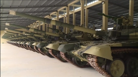 Chỉ với 64 xe tăng T-90 mới, con số này chỉ đủ để trang bị cho 2 tiểu đoàn. Lục quân Việt Nam vẫn cần tiếp tục thay máu bằng loạt xe tăng mới thế chỗ cho những xe tăng cũ đã vô cùng lạc hậu. Nhất là trong bối cảnh các nước láng giềng liên tục trang bị cho mình những mẫu xe tăng hiện đại. Ảnh: Xe tăng T-90 trong kho niêm cất