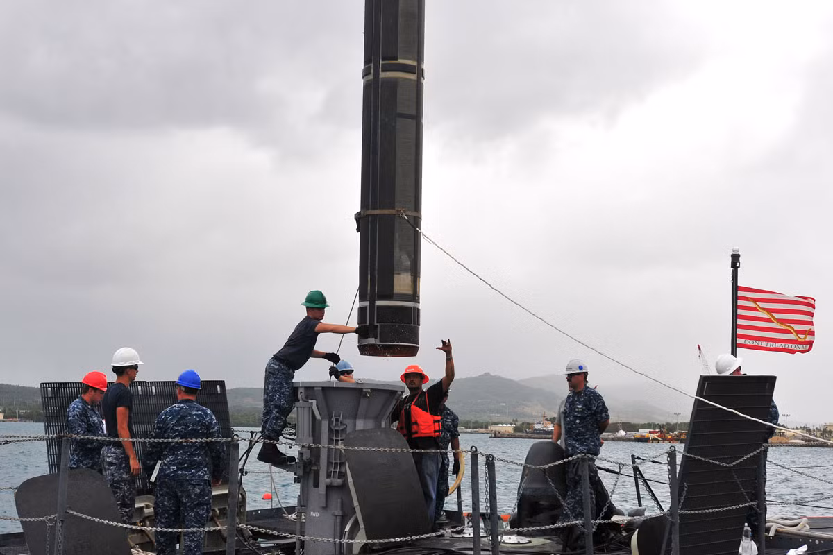 Ngoài ra, các ống phóng thẳng đứng của tàu cũng có thể triển khai các tên lửa chống hạm Harpoon nổi tiếng của Boeing với đầu đạn nặng 225kg và tầm bắn 130km với tốc độ tối đa cận âm. Ảnh: Nạp đạn tên lửa cho hệ thống ống phóng thẳng đứng VLS trên tàu Los Angeles.