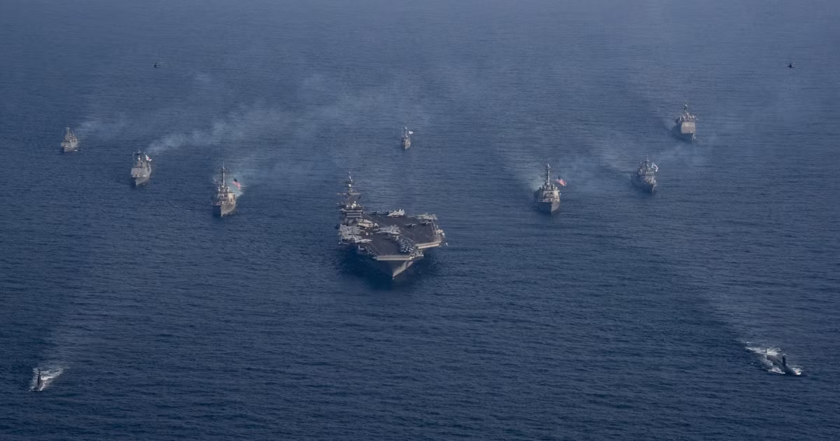 Tàu sân bay là một căn cứ nổi lớn trên biển với việc có thể triển khai cất hạ cánh các tiêm kích hạm, máy bay trinh sát cảnh báo sớm, trực thăng,v.v… tuy nhiên nó lại không thể tự bảo vệ mình trước các cuộc tấn công quy mô của đối phương đòi hỏi nó cần duy trì đội tàu hộ tống mạnh mẽ hình thành một biên đội tác chiến tàu sân bay. Trong đó nhiệm vụ phòng thủ và tìm kiếm phát hiện mục tiêu dưới nước được giao cho các tàu ngầm tấn công hạt nhân. Ảnh: Một biên đội tác chiến tàu sân bay tiêu chuẩn của Hải quân Mỹ.