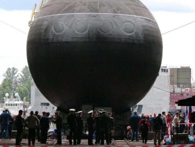 Theo hãng tin TASS của Nga dẫn lời ông Nikolai Yevmenov – Tư lệnh hải quân Nga cho biết ngày 21/5/2020 vừa qua rằng sắp tới, hạm đội Thái Bình Dương của Nga sẽ tiếp nhận thêm 6 tàu Kilo 636.3 hiện đại mới và hướng đến tương lai 10-12 tàu ngầm loại này sẽ gia nhập hạm đội trong vòng 10 năm tới. Ảnh: Hạ thủy tàu ngầm Kilo cho hải quân Nga.