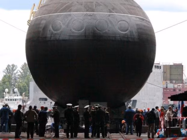 Theo hãng tin TASS của Nga dẫn lời ông Nikolai Yevmenov – Tư lệnh hải quân Nga cho biết ngày 21/5/2020 vừa qua rằng sắp tới, hạm đội Thái Bình Dương của Nga sẽ tiếp nhận thêm 6 tàu Kilo 636.3 hiện đại mới và hướng đến tương lai 10-12 tàu ngầm loại này sẽ gia nhập hạm đội trong vòng 10 năm tới. Ảnh: Hạ thủy tàu ngầm Kilo cho hải quân Nga.