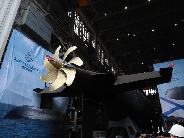 Được biết các tàu Kilo của Việt Nam đặt mua cũng là các tàu thuộc thế hệ thứ 3 của lớp Kilo là Kilo 636M khá tiệm cận với loại 636.3 của Nga và hiện đại hơn hẳn so với Kilo 636 mà Trung Quốc có trong biên chế. Ảnh: Lễ hạ thủy tàu ngầm Kilo cho hải quân Nga tại nhà máy ở thành phố St.Petersburg.