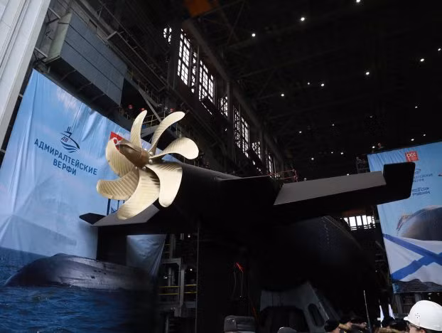 Được biết các tàu Kilo của Việt Nam đặt mua cũng là các tàu thuộc thế hệ thứ 3 của lớp Kilo là Kilo 636M khá tiệm cận với loại 636.3 của Nga và hiện đại hơn hẳn so với Kilo 636 mà Trung Quốc có trong biên chế. Ảnh: Lễ hạ thủy tàu ngầm Kilo cho hải quân Nga tại nhà máy ở thành phố St.Petersburg.