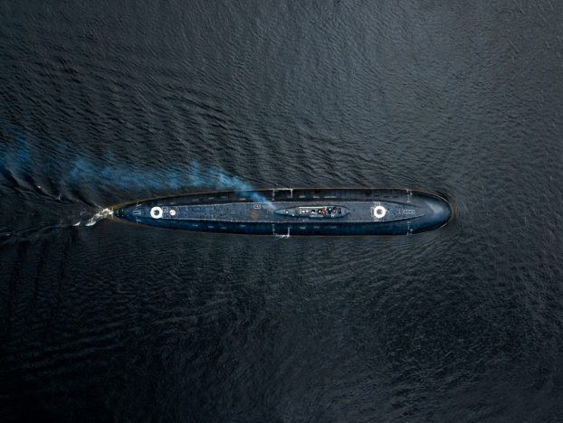 Các tàu ngầm Kilo 636.3 đầu tiêu được bắt đầu đóng năm 2010 và chiếc đầu tiên trong phiên bản này gia nhập biên chế hải quân Nga vào năm 2013. Sang năm 2014, tiếp tục 3 chiếc tàu ngầm loại này gia nhập biên chế hạm đội biển Đen. Trong cùng thời gian này, Nga đang thực hiện hợp đồng bàn giao 6 tàu ngầm Kilo 636 cho Việt Nam với giá trị 2 tỷ USD đã ký năm 2009. Ảnh: Tàu ngầm Kilo di chuyển trong trạng thái nổi. 