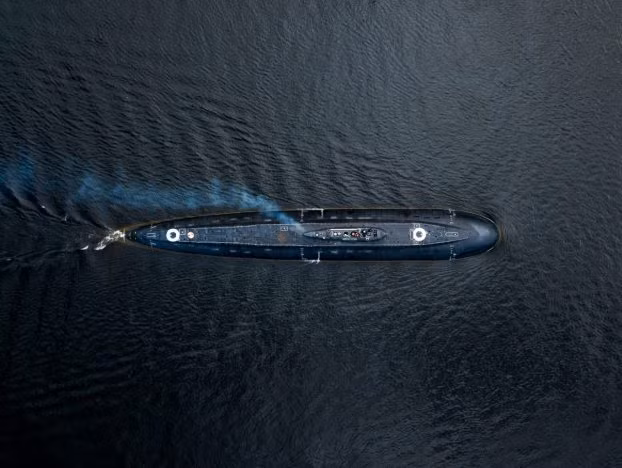 Các tàu ngầm Kilo 636.3 đầu tiêu được bắt đầu đóng năm 2010 và chiếc đầu tiên trong phiên bản này gia nhập biên chế hải quân Nga vào năm 2013. Sang năm 2014, tiếp tục 3 chiếc tàu ngầm loại này gia nhập biên chế hạm đội biển Đen. Trong cùng thời gian này, Nga đang thực hiện hợp đồng bàn giao 6 tàu ngầm Kilo 636 cho Việt Nam với giá trị 2 tỷ USD đã ký năm 2009. Ảnh: Tàu ngầm Kilo di chuyển trong trạng thái nổi. 