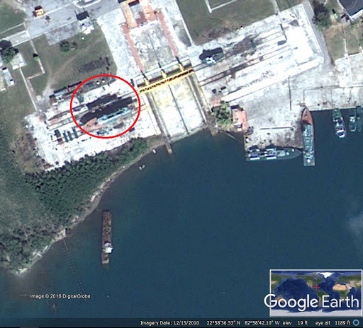 Dựa vào chiều dài của tàu là khoảng 20m, chúng ta có thể ước tính rằng tàu có lượng giãn nước từ 100-200 tấn, rất nhỏ so với những tàu ngầm tấn công của Hải quân Hoa Kỳ nhưng không vì vậy mà có thể khinh thường nó. Hãy nhớ rằng sự kiện tàu hộ vệ săn ngầm Cheonan của Hàn Quốc đã bị một tàu ngầm mini của Triều Tiên bắn chìm năm 2010 đã minh chứng cho điều đó. Dù vậy, tàu ngầm Delfin của Cuba đang cho thấy nó hoạt động rất hạn chế. Ảnh: Ảnh vệ tinh tàu ngầm Delfin của Cuba trên ụ nổi sửa chữa.