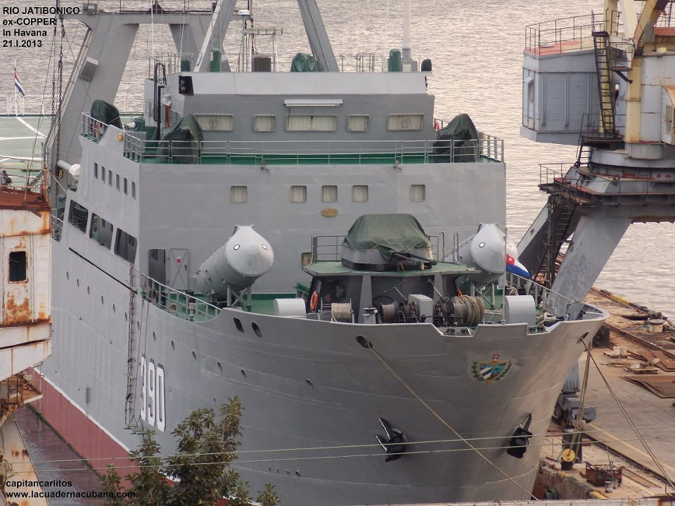 Tàu này được vũ trang với 2 bệ phóng tên lửa P-15 Termit được lấy từ một tàu tên lửa Osa II đã hỏng, 2 pháo nòng đôi 2M-3 cỡ 25mm và một pháo 57mm nòng đôi vốn là tháp pháo của pháo phòng không tự hành ZSU-57-2. Có thể nói rằng, con tàu được nâng cấp cho thấy khả năng của Cuba tuy nhiên cũng thể hiện sự yếu kém của hải quân nước này khi không thể có cho mình những chiến hạm hiện đại thực thụ. Ảnh: Cận cảnh vũ khí trên tàu Rio Damuji số hiệu 390 của Hải quân Cuba.