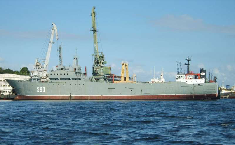 Mặc dù có lực lượng mặt đất khá mạnh, Hải quân Cuba lại vô cùng thiếu thốn và năng lực tác chiến không cao dù cho nước này là một quốc gia bao phủ bởi biển Caribbean. Tàu chiến lớn nhất của họ, thuộc lớp Rio Damuji với ít nhất 2 chiếc hiện đang phục vụ trong Hải quân Cuba là những tàu đánh cá cỡ lớn đã qua sử dụng của Tây Ban Nha được mua lại, tân trang và lắp đặt vũ khí. Ảnh: Tàu Rio Damuji mang số hiệu 390 của Hải quân Cuba.