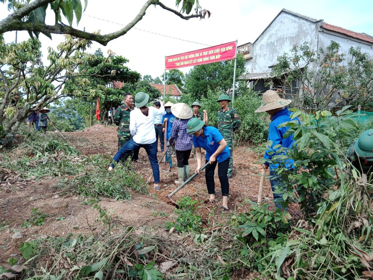 Bước vào thời kỳ đổi mới xây dựng đất nước, xây dựng quân đội theo hướng “cách mạng, chính quy, tinh nhuệ, từng bước hiện đại”, Trung đoàn đã kế thừa và phát huy truyền thống, vượt qua mọi khó khăn, gian khổ, hoàn thành xuất sắc nhiệm vụ chính trị được giao. Ảnh: Các hoạt động dân vận của cán bộ, chiến sĩ Trung đoàn tại địa phương đóng quân – Nguồn: Khanh Luyến.