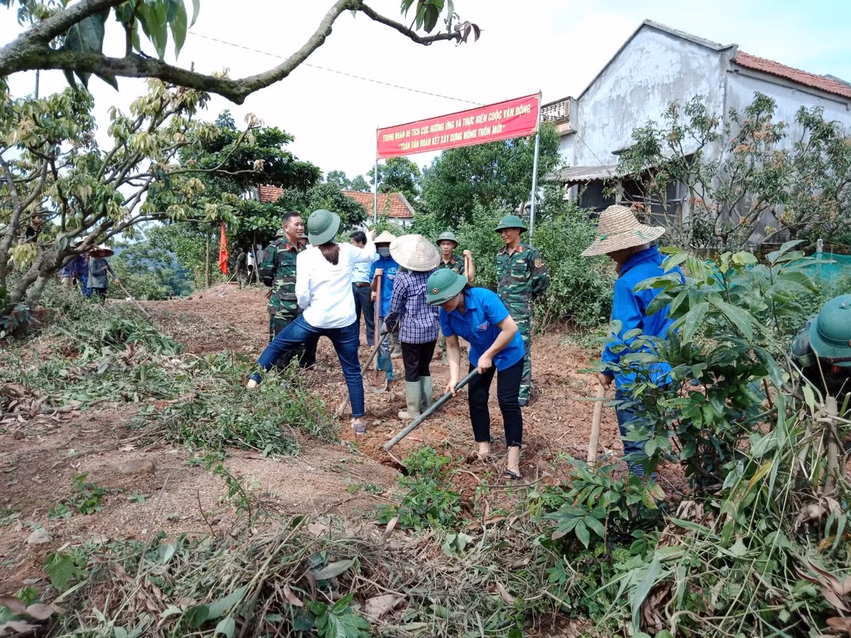 Bước vào thời kỳ đổi mới xây dựng đất nước, xây dựng quân đội theo hướng “cách mạng, chính quy, tinh nhuệ, từng bước hiện đại”, Trung đoàn đã kế thừa và phát huy truyền thống, vượt qua mọi khó khăn, gian khổ, hoàn thành xuất sắc nhiệm vụ chính trị được giao. Ảnh: Các hoạt động dân vận của cán bộ, chiến sĩ Trung đoàn tại địa phương đóng quân – Nguồn: Khanh Luyến.