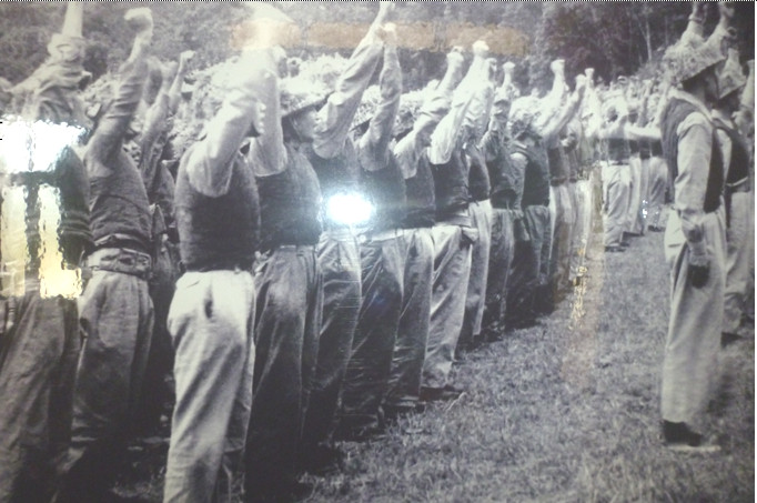 Là đơn vị chủ lực cơ động đầu tiên của lực lượng vũ trang tỉnh Quảng Trị, cán bộ, chiến sĩ Trung đoàn là những đơn vị đầu tiên nổ súng trong cuộc kháng chiến chống Pháp; chặn quân Pháp ở Lao Bảo, Khe Sanh tháng 10/1945, đánh địch ở Sê Pôn tháng 12/1945; gây cho địch nhiều thiệt hại lớn ở Rào Quán, Khe Sanh, Lao Bảo, Đông Hà. Ảnh: Trung đoàn làm Lễ tuyên thệ trước khi lên đường tham gia chiến dịch Đông Xuân 1953-1954 – Nguồn: BTQĐ