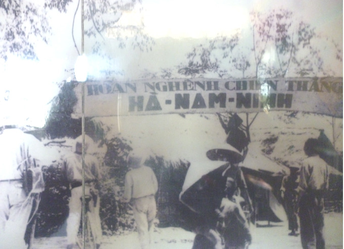 Năm 1951, lực lượng vũ trang của ta có những bước phát triển nhảy vọt, các đại đoàn (nay gọi là sư đoàn) chủ lực ra đời, trong đó có Đại đoàn 325 (đoàn Bình Trị Thiên) và Trung đoàn là lực lượng nòng cốt của Đại đoàn 325 ngay từ ngày đầu thành lập; trong cuộc tiến công chiến lược Đông - Xuân 1953 - 1954, Trung đoàn chiến đấu ở vùng đồng bằng Sông Hồng, giải phóng thị xã Ninh Bình, Phủ Lý và thành phố Nam Định. Ảnh: Cán bộ, chiến sĩ Trung đoàn và nhân dân Phủ Lý, Nam Định vui mừng chiến thắng tại mặt trận Hà - Nam - Ninh (6/1954) – Nguồn: BTQĐ