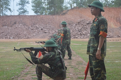 Năm 1988, cán bộ, chiến sĩ Trung đoàn đã tổ chức thay phiên chiến đấu phòng ngự và bàn giao trận địa thuộc biên giới Vị Xuyên - Hà Tuyên cho đơn vị bạn, hoàn thành xuất sắc nhiệm vụ; bảo vệ vững chắc từng tấc đất thiêng liêng của Tổ quốc. Ảnh: Kiểm tra bắn đạn thật bài 1 súng tiểu liên AK đối với chiến sĩ mới nhập ngũ năm 2020 – Nguồn QĐND.