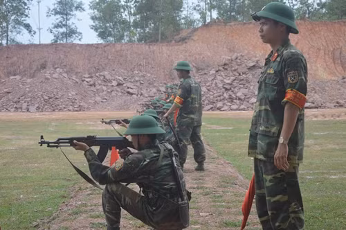 Năm 1988, cán bộ, chiến sĩ Trung đoàn đã tổ chức thay phiên chiến đấu phòng ngự và bàn giao trận địa thuộc biên giới Vị Xuyên - Hà Tuyên cho đơn vị bạn, hoàn thành xuất sắc nhiệm vụ; bảo vệ vững chắc từng tấc đất thiêng liêng của Tổ quốc. Ảnh: Kiểm tra bắn đạn thật bài 1 súng tiểu liên AK đối với chiến sĩ mới nhập ngũ năm 2020 – Nguồn QĐND.