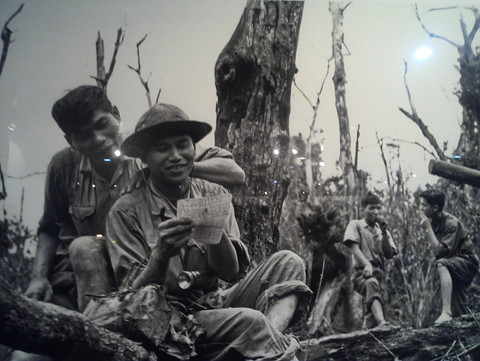 Trung đoàn là một trong những đơn vị chiến đấu ngoan cường ở chiến trường khu Bốn, các trận chiến ác liệt như chốt giữ Thành cổ Quảng Trị trong 81 ngày đêm (1972); tiến công giải phóng Buôn Ma Thuột; đánh chiếm thị xã Xuân Lộc và mở “cánh cửa thép” phía bắc Sài Gòn (1975), để các binh đoàn chủ lực của ta tiến công vào giải phóng Sài Gòn. Ảnh: Chiến sĩ Trung đoàn đọc thư nhà giữa chiến trường - Nguồn: BTQĐ