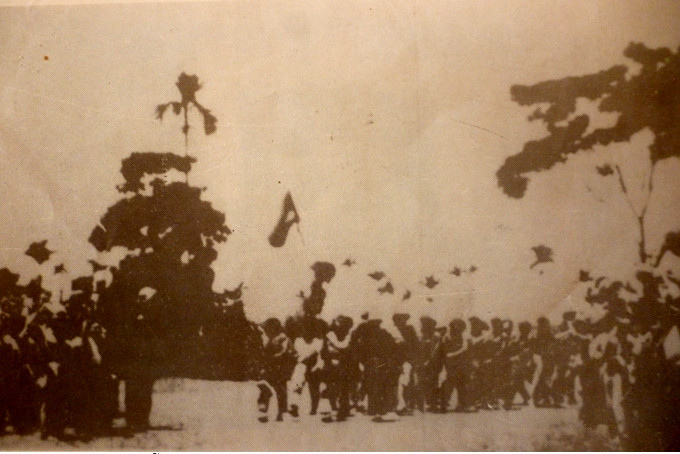 Ngay sau khi Cách mạng tháng Tám thành công, nhà nước Việt Nam Dân chủ cộng hòa ra đời (2/9/1945); để chống lại âm mưu xâm lược của thực dân Pháp, ngày 19/9/1945, Chi đội Thiện Thuật - chi đội giải phóng quân đầu tiên của tỉnh Quảng Trị được thành lập đánh dấu bước phát triển nhảy vọt của lực lượng vũ trang Bình - Trị - Thiên. Ảnh: Lễ thành lập Chi đội Thiện Thuật ( Trung đoàn 95) tại thị xã Quảng Trị ngày 19/9/1945 – Nguồn: BTQĐ