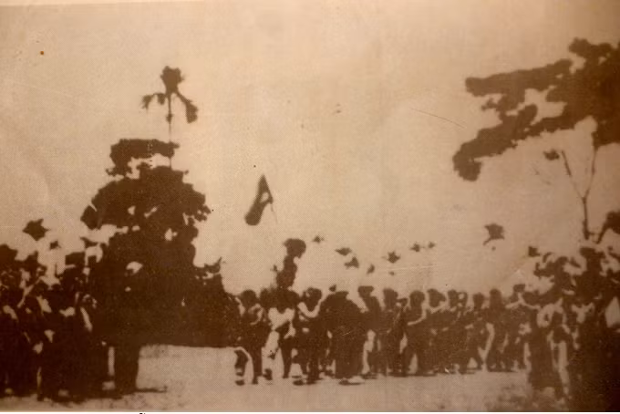 Ngay sau khi Cách mạng tháng Tám thành công, nhà nước Việt Nam Dân chủ cộng hòa ra đời (2/9/1945); để chống lại âm mưu xâm lược của thực dân Pháp, ngày 19/9/1945, Chi đội Thiện Thuật - chi đội giải phóng quân đầu tiên của tỉnh Quảng Trị được thành lập đánh dấu bước phát triển nhảy vọt của lực lượng vũ trang Bình - Trị - Thiên. Ảnh: Lễ thành lập Chi đội Thiện Thuật ( Trung đoàn 95) tại thị xã Quảng Trị ngày 19/9/1945 – Nguồn: BTQĐ