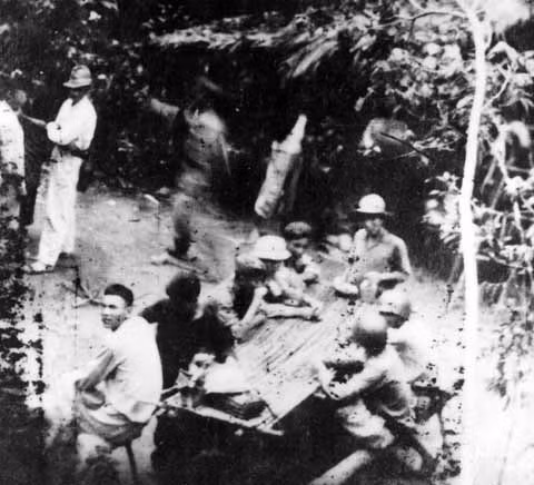 Tháng 6/1946, Chi đội Thiện Thuật được tăng cường, kiện toàn một bước về quân số, tổ chức biên chế và đổi tên gọi là Trung đoàn Thiện Thuật; cuối năm 1947, Trung đoàn Thiện Thuật được tăng cường lực lượng, trang bị và đổi tên gọi là Trung đoàn 95 và giữ tên gọi đó cho đến tận ngày nay. Ảnh: Một cảnh sinh hoạt của bộ đội Trung đoàn 95 tại Chiến khu 2 năm 1948 – Nguồn: BTQĐ