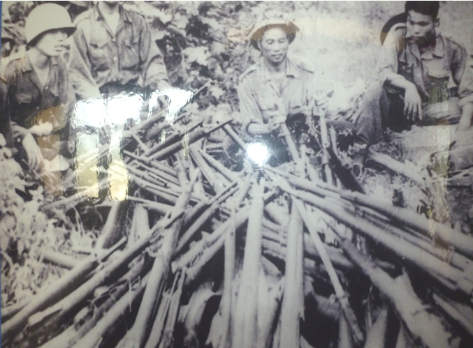 Những trận chiến đấu tiêu biểu của Trung đoàn như trận chiến ở đèo Tân Lâm, với trang bị thô sơ, nhưng Trung đoàn đã đánh bại cuộc tiến công của địch, tiêu diệt tại trận địa 300 tên địch, làm bị thương hàng trăm tên khác; đánh chìm 39 thuyền, 1 ca nô và phá hủy 7 xe cơ giới. Ảnh: Chiến lợi phẩm Trung đoàn thu được của địch trong trận tập kích đèo Tân Lâm- Quảng Trị (9/1948) – Nguồn: BTQĐ