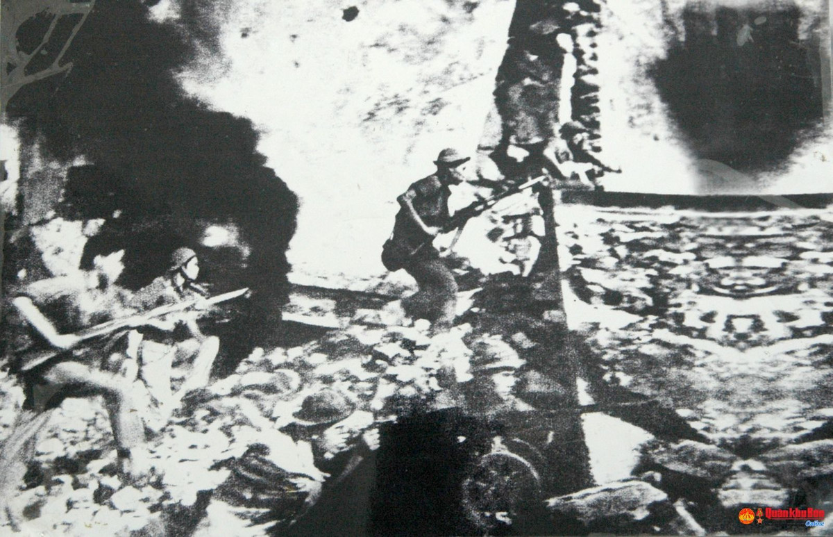 Trong cuộc kháng chiến chống Mỹ, cứu nước, Trung đoàn đã nhanh chóng phát triển lực lượng từ Trung đoàn 95 thành bốn trung đoàn (95A, 95B, 95C, 95D) để chi viện cho các chiến trường. Ảnh: Chiến sĩ của Trung đoàn táo bạo thọc sâu tiêu diệt địch ở điểm cao 832, 845 tại căn cứ Tà Cơn tháng 4/1965 – Nguồn: BTQĐ