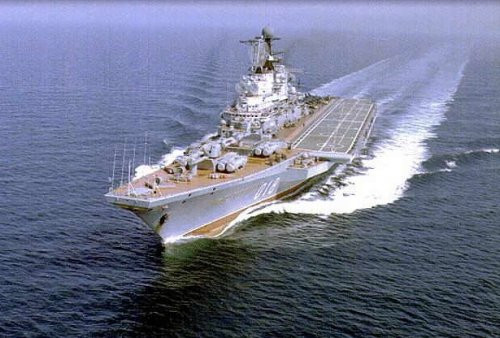 Về khả năng chống ngầm, nó được trang bị một bệ phóng bom chống ngầm kép với cơ số đạn 16 quả, hai bệ phóng tên lửa chống ngầm 12 quả và hai bệ phóng ngư lôi hạng nặng 533 mm. Ảnh: Tuần dương hạm hàng không Kiev - Nguồn: Wikipedia