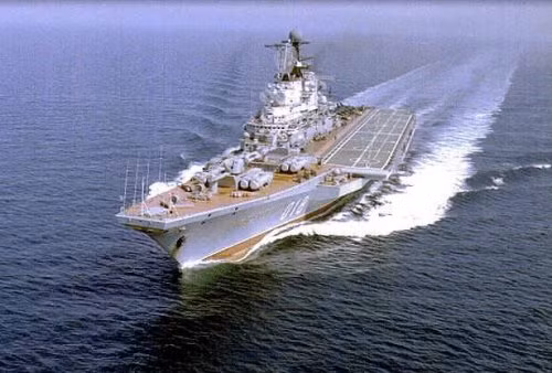 Về khả năng chống ngầm, nó được trang bị một bệ phóng bom chống ngầm kép với cơ số đạn 16 quả, hai bệ phóng tên lửa chống ngầm 12 quả và hai bệ phóng ngư lôi hạng nặng 533 mm. Ảnh: Tuần dương hạm hàng không Kiev - Nguồn: Wikipedia