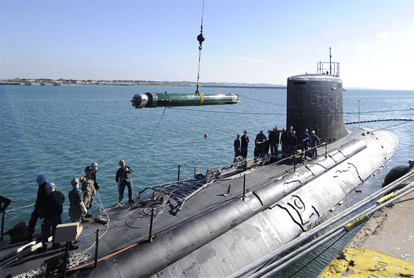 Ví dụ vào năm 2003, tàu ngầm Hải Long 793 đã tham gia cuộc tập trận Hàn Quảng 19. Trong cuộc phóng thử ngư lôi đầu tiên, quả ngư lôi AEG SUT 264 do Đức sản xuất đã bị mất tín hiệu điều khiển, khiến tàu Hải Long 793 phải lập tức sơ tán vì sợ ngư lôi tự dẫn lại; rất may quả ngư lôi đó bị ngắt kết nối, sau đó trôi dạt vào bãi biển như một con cá heo bị mắc cạn. Ảnh: Tàu ngầm của Đài Loan huấn luyện trên biển. Nguồn: Cơ quan quốc phòng Đài Loan.