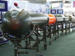 Tàu ngầm Hải Long ban đầu được trang bị ngư lôi chống tàu loại AEG SUT 264 của Đức. Ngư lôi này dài 6,15 m và đường kính 533 mm; cự ly tiêu diệt tối đa mục tiêu 12 km, sử dụng đầu đạn nặng 250 kg; có thể được sử dụng trong môi trường nước sâu hoặc nước nông. Tuy nhiên những ngư lôi này được trang bị đồng thời với loại tàu ngầm này và cũng đã hết niên hạn sử dụng. Ảnh: Ngư lôi AEG SUT 264 của Đức. Nguồn: infodefence