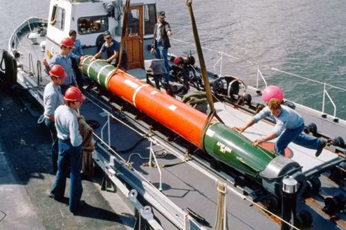 Trong thời điểm hiện tại, MK-48 Mod6 không còn là phiên bản tiên tiến nhất trong dòng MK-48. Nhưng từ góc độ để đối phó với Hải quân Trung Quốc, MK-48 Mod6 vẫn là vũ khí đóng góp không nhỏ vào chiến lược chiến tranh bất đối xứng của Đài Loan; đồng thời duy trì sự cân bằng sức mạnh chiến đấu dưới nước ở eo biển Đài Loan hiện nay. Ảnh: Nạp ngư lôi MK-48 vào tàu ngầm lớp Ohio của Hải quân Mỹ. Nguồn: Hải quân Mỹ.