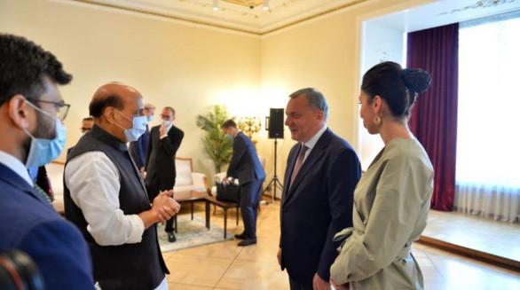 Giữa lúc căng thẳng biên giới Trung - Ấn chưa có dấu hiệu lắng dịu, Bộ trưởng Quốc phòng Ấn Độ Rajnath Singh sẽ tận dụng chuyến thăm tới Moscow, để dự lễ kỷ niệm 75 năm ngày chiến thắng phát xít, để đốc thúc Nga tăng tốc, chuyển giao hệ thống phòng không S-400 Triumph. Ảnh: Bộ trưởng Quốc phòng Ấn Độ Rajnath Singh gặp Phó thủ tướng Nga Yury Borisov tại Matxcơva, ngày 23/6 (Ảnh: Twitter).