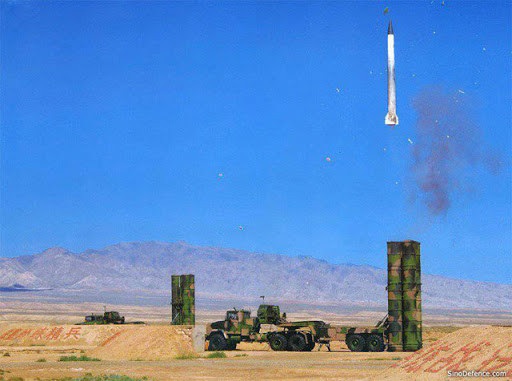 Hiện tại, hai bên quân đội Trung - Ấn đều sở hữu nhiều vũ khí hiện đại của Nga, trong đó có hệ thống phòng không S-300. Nhưng hiện nay, chỉ Trung Quốc sở hữu S-400 và đưa vào trực chiến từ cuối năm 2018, còn Ấn Độ thì chưa. Ảnh: Hệ thống phòng không SM-300 của Trung Quốc (Ảnh: Sina).