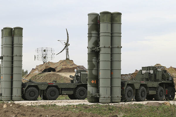 Giới quan sát nhận định, cùng với dàn tiêm kích Su-30 được thiết kế chuyên chiến đấu trên địa hình có độ cao lớn, một khi hệ thống phòng không S-400 Nga về tay Ấn Độ, đây sẽ là bộ đôi đe dọa an toàn của không quân Trung Quốc. Ảnh: Căng thẳng với Trung Quốc, Ấn Độ có thể thúc Nga sớm chuyển giao S-400. (Ảnh: AP)