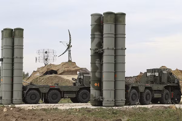 Giới quan sát nhận định, cùng với dàn tiêm kích Su-30 được thiết kế chuyên chiến đấu trên địa hình có độ cao lớn, một khi hệ thống phòng không S-400 Nga về tay Ấn Độ, đây sẽ là bộ đôi đe dọa an toàn của không quân Trung Quốc. Ảnh: Căng thẳng với Trung Quốc, Ấn Độ có thể thúc Nga sớm chuyển giao S-400. (Ảnh: AP)