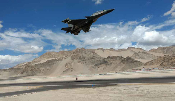 Khi so sánh sức mạnh quân sự Trung - Ấn, ông Koh cho rằng, thật khó để đưa ra đánh giá, khi chỉ dựa vào số vũ khí mà hai nước sở hữu, mà còn phụ thuộc vào rất nhiều yếu tố; nên việc đánh giá nước nào có ưu thế hơn trong lúc này, chưa thật là chính xác. Ảnh: Tiêm kích Su-30MKI của Ấn Độ cất cánh từ căn cứ Leh ở khu vực Ladakh, nơi vừa xảy ra cuộc đụng độ chết người giữa Ấn Độ và Trung Quốc ngày 15/6. (Ảnh chụp màn hình) Video Trung Quốc - Ấn Độ: Diễn biến biên giới mới nhất - Nguồn: VTC NOW