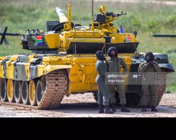 Trong đó, sẽ có 4 trình tự bắn được ghi trong các lá thăm khác nhau như sau: *1 là vòng đầu tiên chạy tốc độ cao, vòng thứ hai bắn pháo 125mm khi đang hành tiến, vòng thứ ba bắn súng máy phòng không 12.7mm và vòng cuối là bắn súng máy đồng trục 7.62mm. *2 là vòng đầu tiên bắn pháo 125mm khi đang hành tiến, vòng thứ hai bắn súng máy phòng không 12.7mm, vòng thứ ba bắn súng đồng trục 7.62mm và vòng cuối chạy tốc độ cao. *3 là vòng đầu tiên bắn súng máy phòng không 12.7mm, vòng hai bắn súng đồng trục 7.62mm, vòng ba chạy tốc độ cao và vòng cuối là bắn pháo 125mm khi đang hành tiến. *4 là vòng một bắn súng máy đồng trục 7.62mm, vòng hai chạy tốc độ cao, vòng ba bắn pháo 125mm khi đang hành tiến và vòng cuối là bắn súng máy 12.7mm.