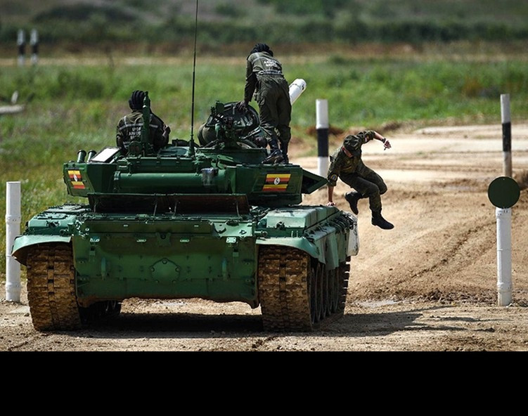 Bài bắn đầu tiên là sử dụng pháo chính 2A46M cỡ nòng 125mm tiêu diệt ba mục tiêu xe tăng đối phương giả định, có màu tương ứng với màu của đội tuyển đã chọn. Xe tăng sau khi đến địa điểm tuyến bắn, sẽ cho xe dừng lại, kíp lái sẽ nhanh chóng thao tác chuyển đạn pháo vào trong xe tại khu vực tiếp đạn, với cơ số 3 viên. Ba mục tiêu mô phẳng xe tăng địch được đặt ở khoảng cách lần lượt là 1.600m, 1.700m và 1.800m, với cơ số đạn 3 viên cần phải tiêu diệt hết mục tiêu, nếu hết đạn mà vẫn còn mục tiêu an toàn sẽ phải thực hiện vòng chạy phạt phụ. Xe chỉ có thể rời tuyến bắn sau khi đã bắn hết đạn. Ảnh: Kíp xe tăng nhanh chóng tiếp đạn, chuẩn bị bài bắn.