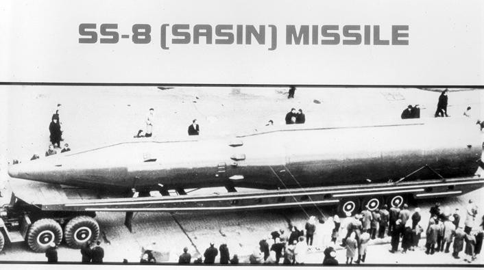 Lý do để Liên Xô phát triển R-36M là vì lúc này Mỹ đã loại bỏ tên lửa đạn đạo liên lục địa thế hệ đầu tiên, để trang bị tên lửa đạn đạo liên lục địa thế hệ thứ hai với tầm bắn hơn 14.000 km; đồng thời độ chính xác ICBM của Mỹ đã vượt xa tên lửa đạn đạo liên lục địa SS-8 (R-26) do Liên Xô trang bị vào thời điểm đó. Ảnh: ICBM SS-8 - Nguồn: fas.org