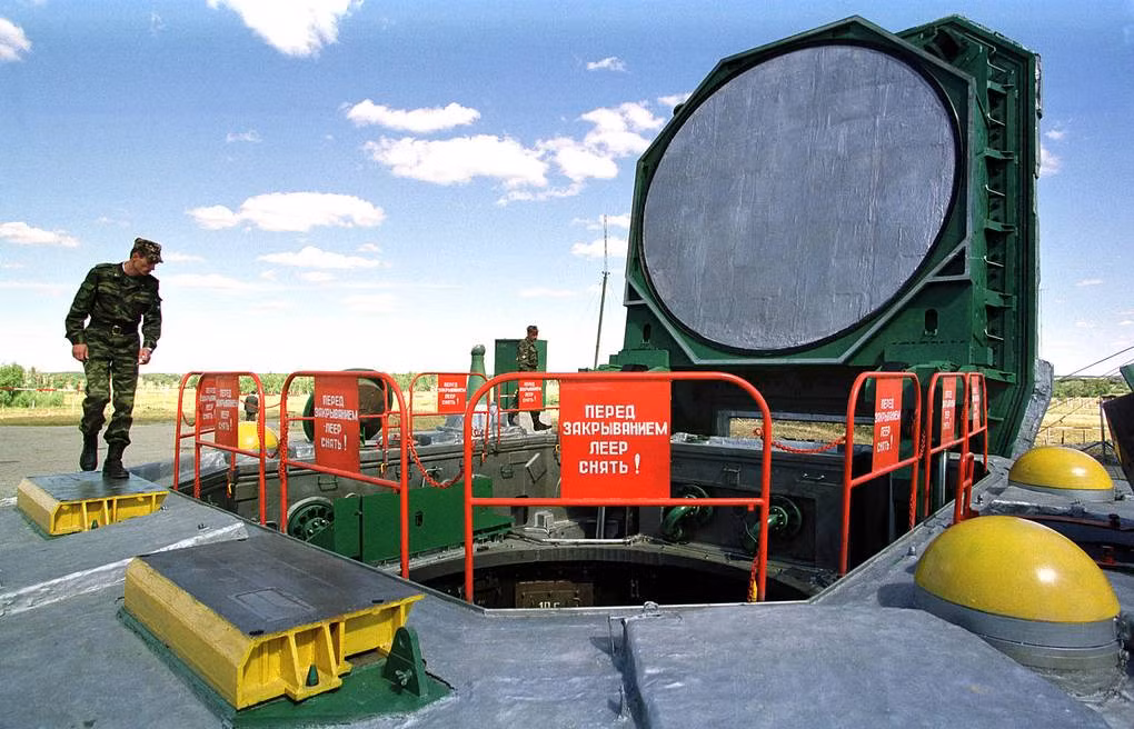 Còn đối với Mỹ, với triết lý, nếu nước Mỹ không thể có được, thì các nước khác sẽ không bao giờ có được; nếu không, một quốc gia như Iran hoặc Triều Tiên sở hữu loại tên lửa như R-36M, thì sẽ có tác động lớn hơn đến an ninh của chính nước Mỹ. Ảnh: Một giếng phóng ICBM R-36M - Nguồn: Military today.