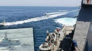 Những chiếc Cyclone có thể thắng trong cuộc đối đầu với những chiếc “tàu muỗi” của hải quân Iran. Nhưng bất kỳ tàu tuần tra nào thiếu hệ thống phòng không, đều dễ bị tấn công bởi các tên lửa chống hạm hạng nặng, phóng từ bờ và trên không. Ảnh: Hình ảnh tàu Iran bủa vây tàu Mỹ - Nguồn: Hải quân Mỹ.