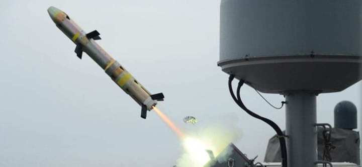 Để tăng cường hỏa lực cho các tàu tuần tra Cyclone khi chiến đấu ở những khu vực đông tàu chiến, xen kẽ tàu ta và tàu địch cũng như các tàu vận tải, vào năm 2013, Hải quân Mỹ đã bắt đầu nâng cấp tàu Cyclone bằng tên lửa Griffin, giúp tăng cường đáng kể hỏa lực của tàu. Ảnh: Tên lửa Griffin phóng từ tàu tuần tra Cyclone – Nguồn: Raytheon